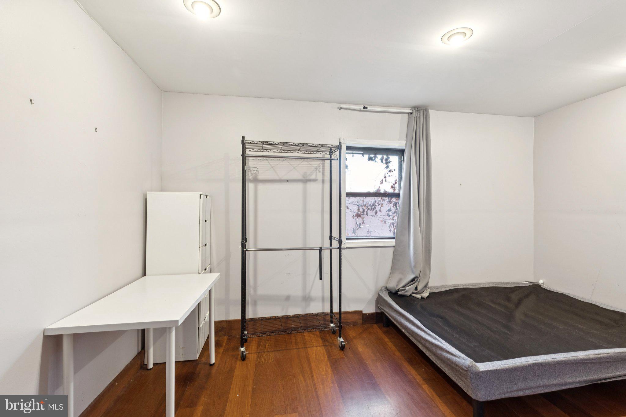 618 South 21st Street Philadelphia, PA 19146 - Photo 10 of 16 a room with a table and chairs