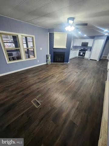 a view of a livingroom with furniture