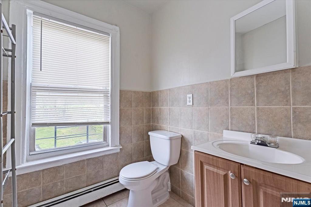 580 Hunterdon Street Newark, NJ 07108 - Photo 15 of 29 a bathroom with a toilet sink and mirror