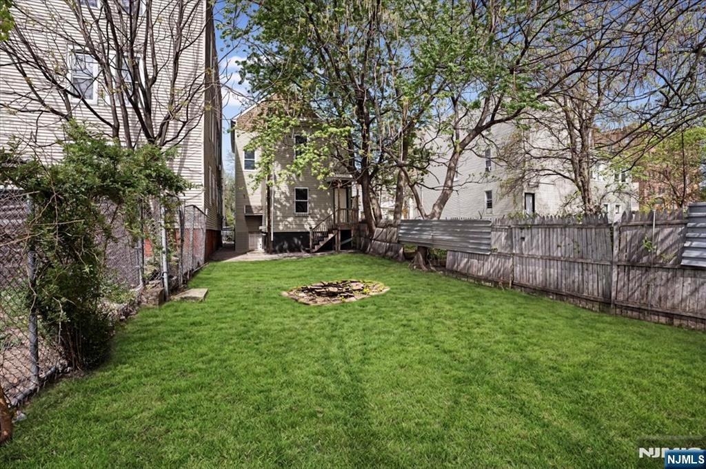 580 Hunterdon Street Newark, NJ 07108 - Photo 17 of 29 a backyard of a house with lots of green space