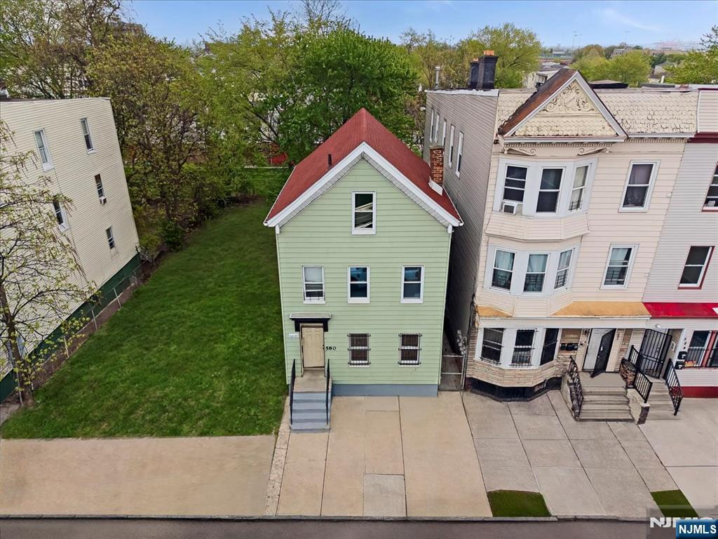 580 Hunterdon Street Newark, NJ 07108 - Photo 25 of 29 a aerial view of a house with a yard