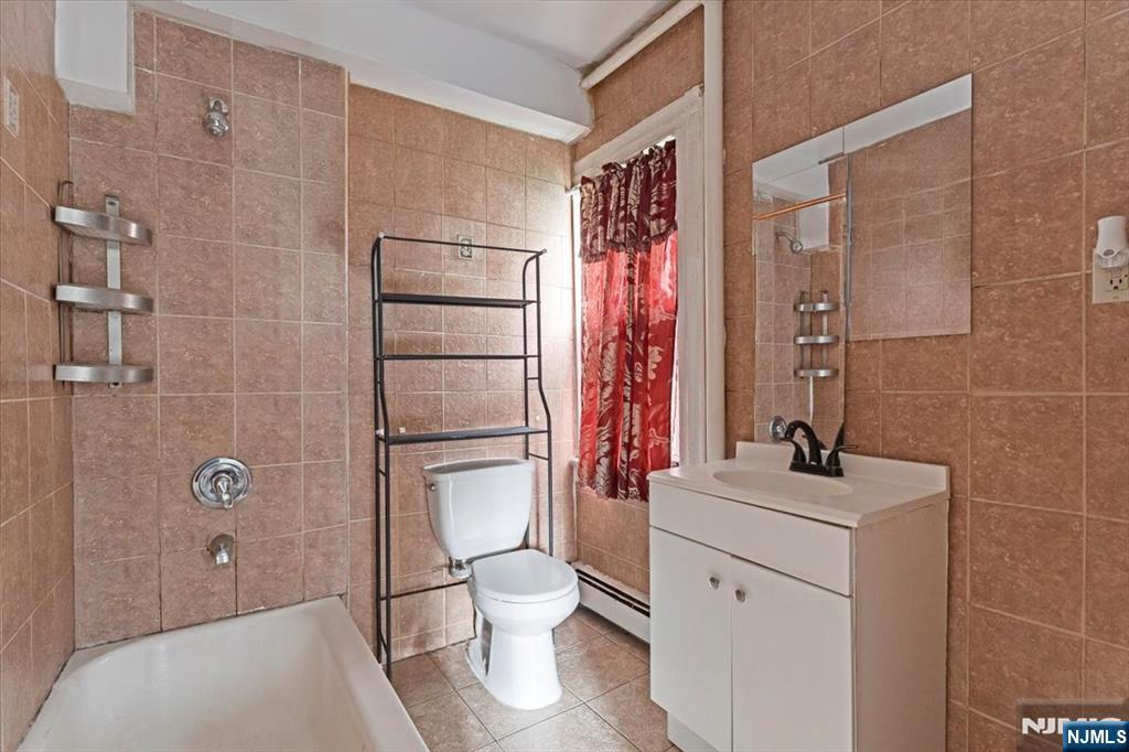 580 Hunterdon Street Newark, NJ 07108 - Photo 7 of 29 a bathroom with a sink toilet and shower
