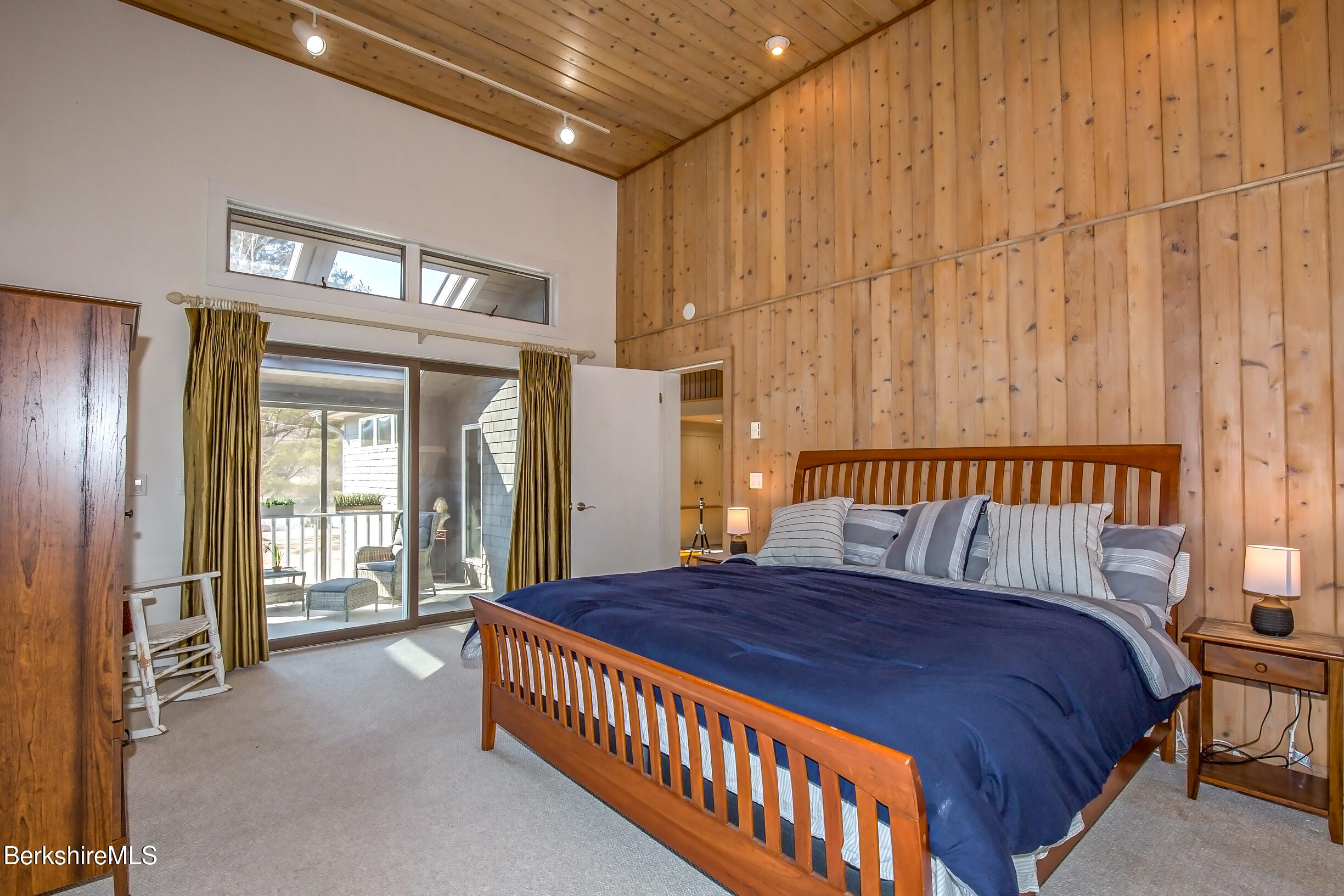 2 Wallace Road, Unit 2E Stockbridge, MA 01262 - Photo 20 of 50 a bed sitting in a spacious bedroom next to a window