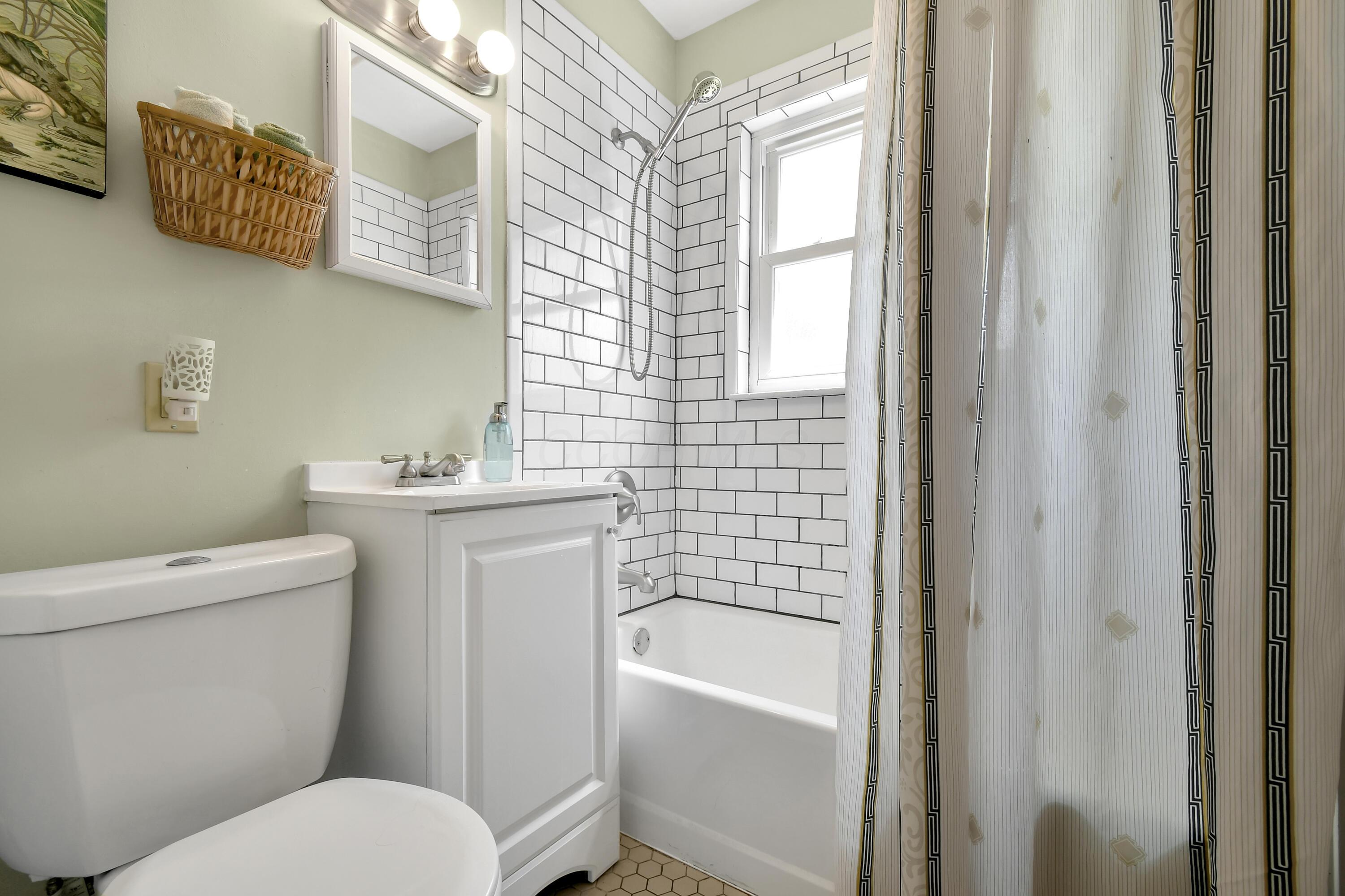 541 Northridge Road Columbus, OH 43214 - Photo 22 of 40 Updated First Floor Full Bath
