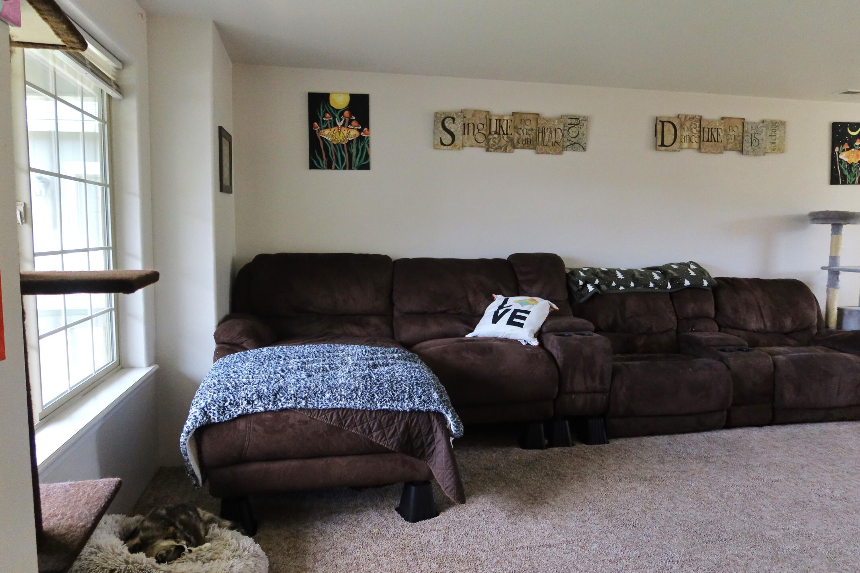 348 Sandi Way Eagle Point, OR 97524 - Photo 13 of 19 Roomy Living Space
