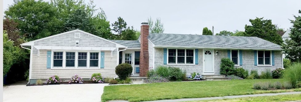 21 North Road Jamestown, RI 02835 - Photo 2 of 38 One level living in the heart of the Village! This home is sited on a 19,095 square foot lot!