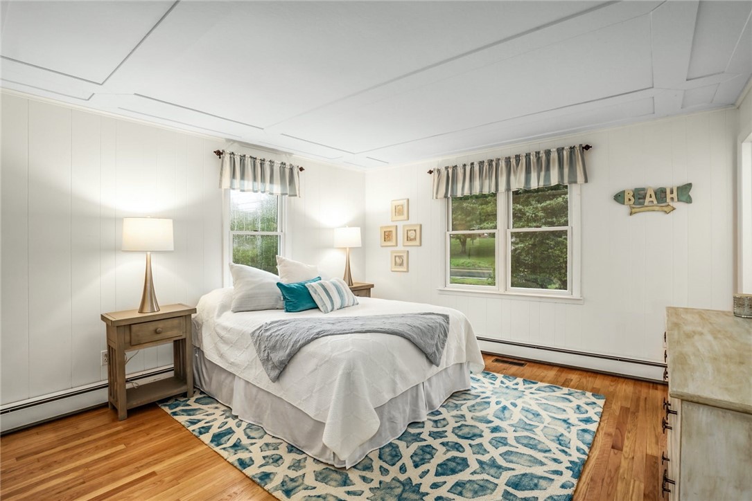21 North Road Jamestown, RI 02835 - Photo 23 of 38 Here is one of the two en suites, this lovely bedroom is 13' x 13'.