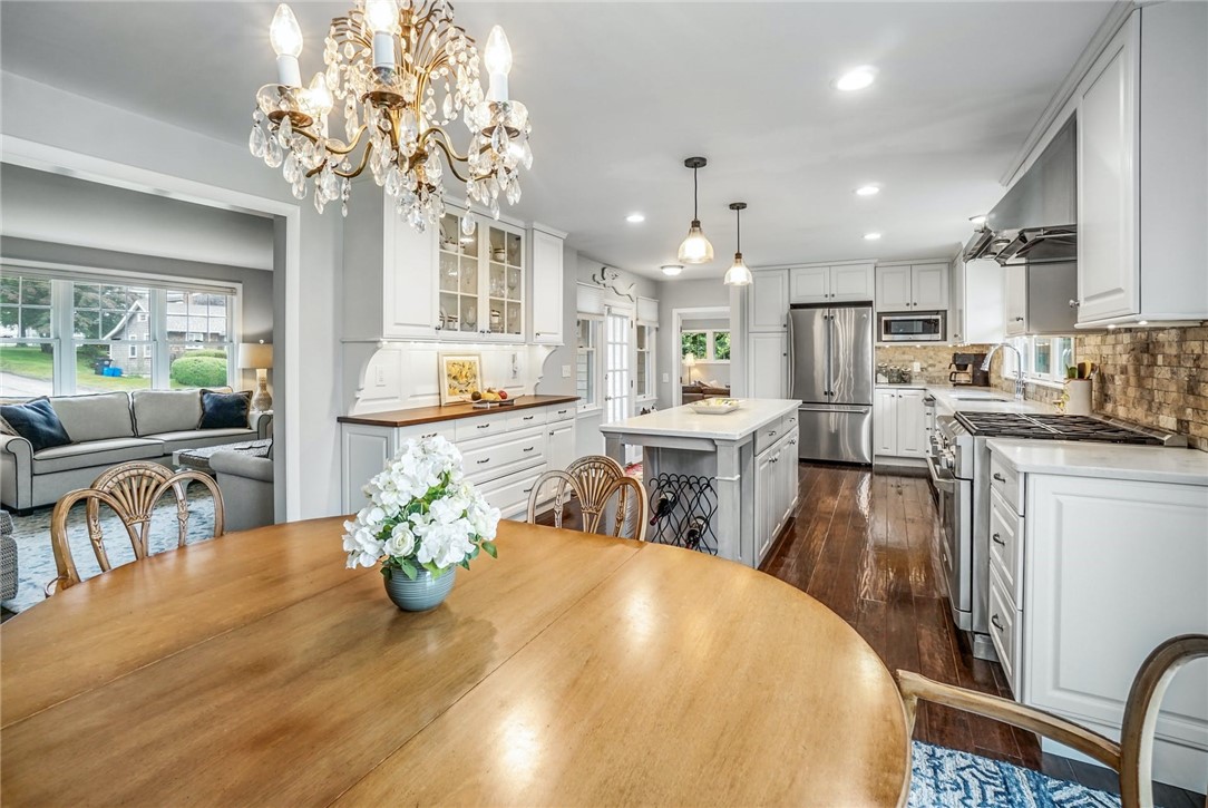 21 North Road Jamestown, RI 02835 - Photo 7 of 38 Easy entertaining and dining!