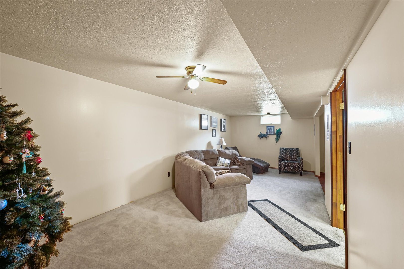 120 North Fredrick Street Rantoul, IL 61866 - Photo 29 of 46 a living room with furniture and flowers