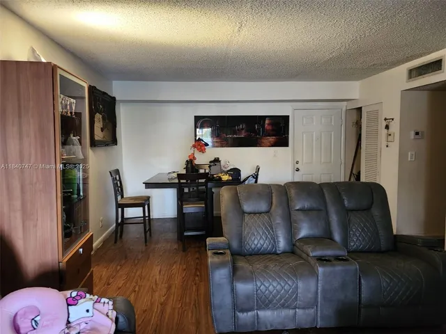 $200,000 | 18101 Northwest 68th Avenue, Unit D101, Hialeah, FL 33015