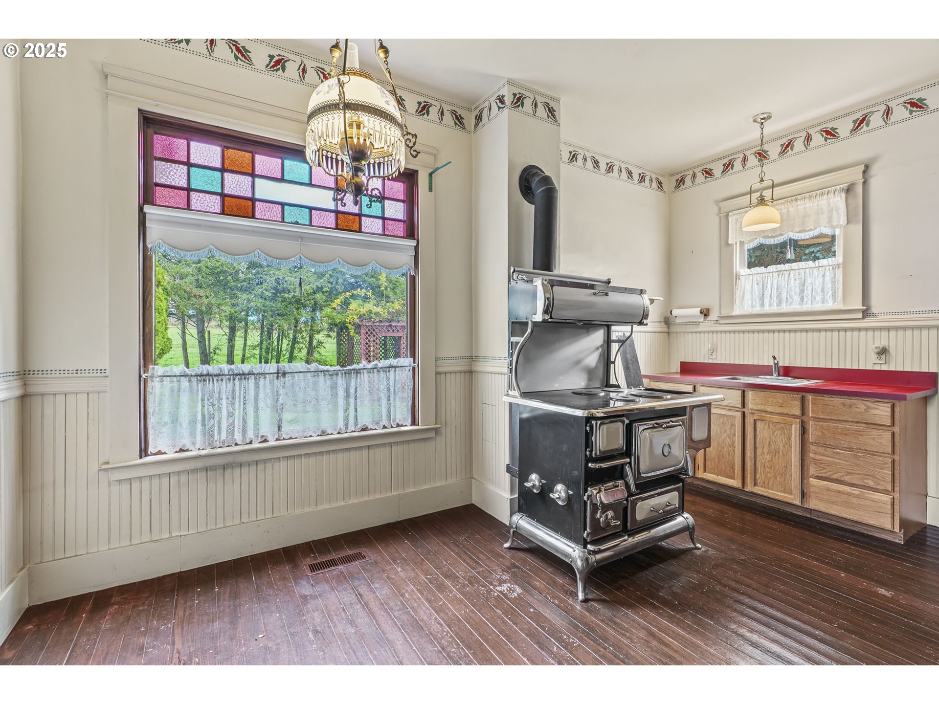 1110 D Street Vader, WA 98593 - Photo 14 of 45 a room with musical instruments and wooden floor