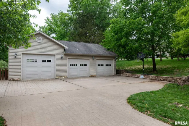 $459,000 | 1300 West Brewster Road, Herrin, IL 62948