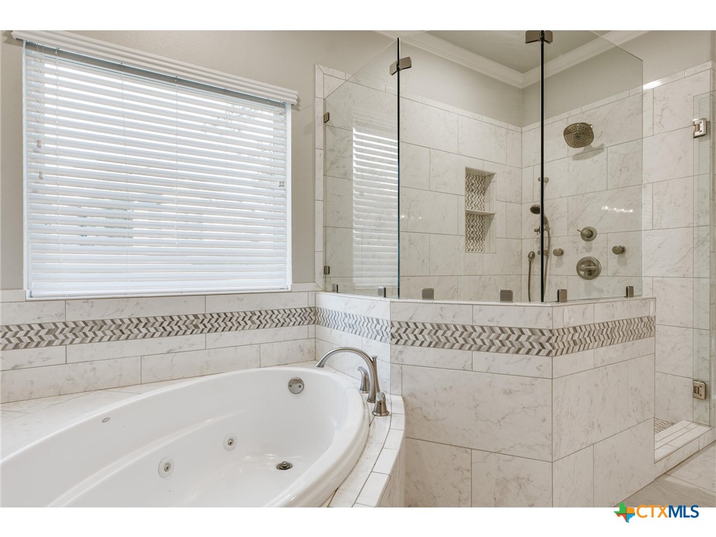 1729 Las Lomas Court Temple, TX 76502 - Photo 15 of 43 Jetted soaking tub with adjacent shower