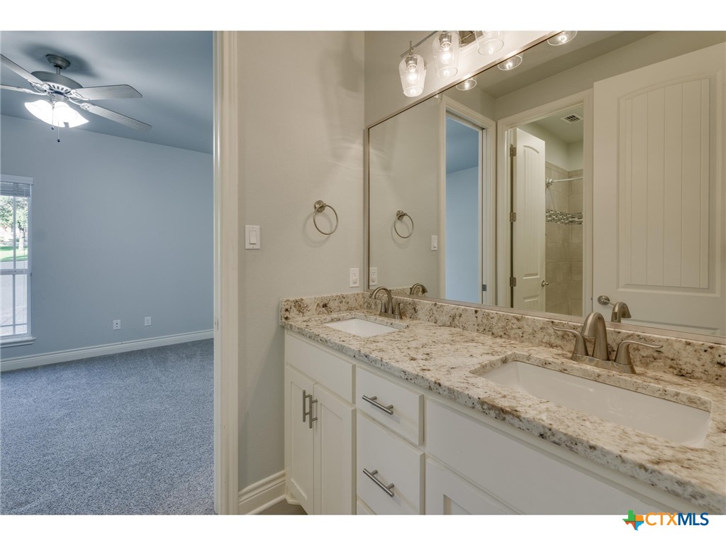 1729 Las Lomas Court Temple, TX 76502 - Photo 24 of 43 Bathroom for bedroom 3 and 4.