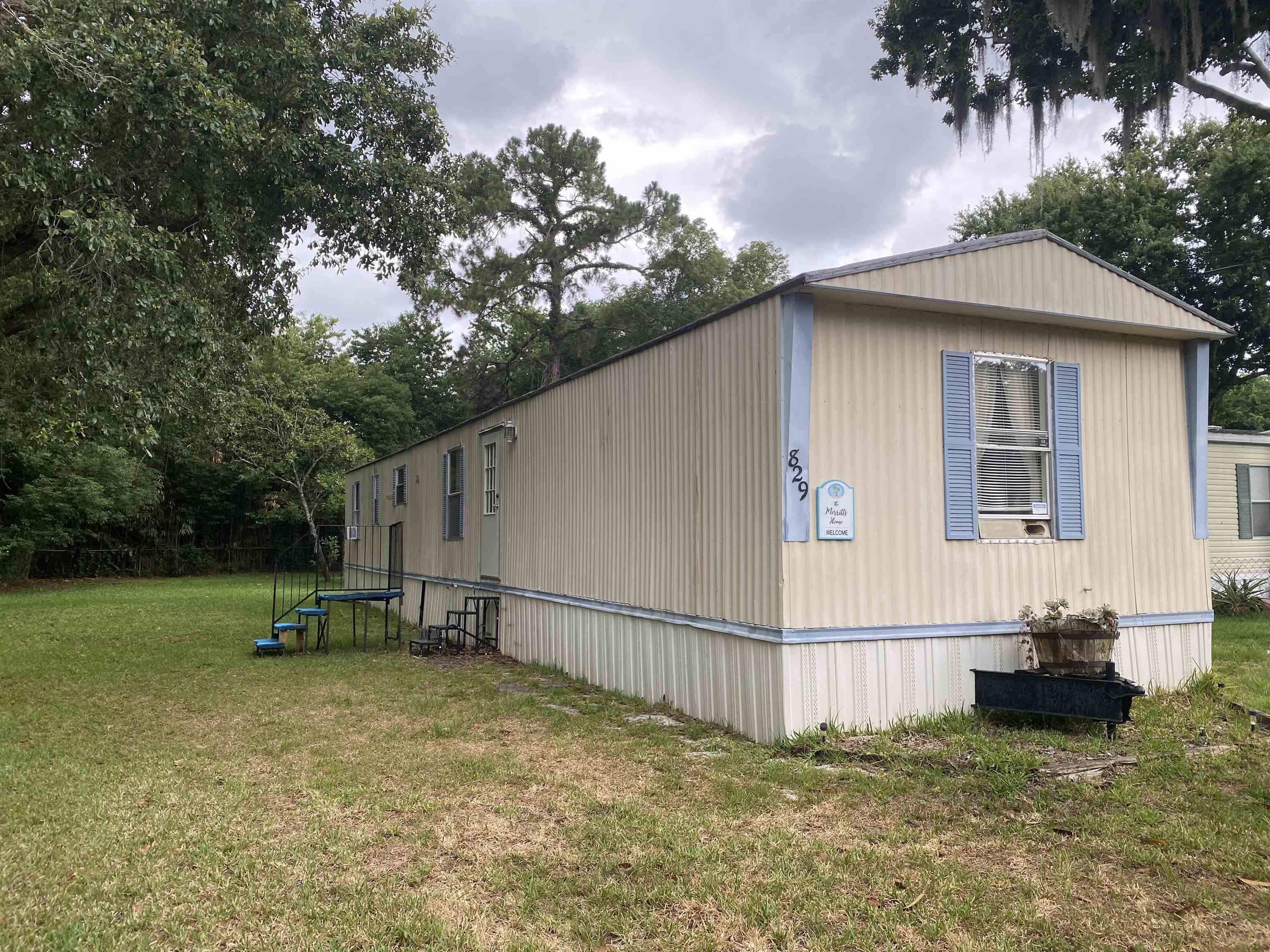 829 Oakes Avenue St. Augustine, FL 32084 - Photo 2 of 10 a backyard of a house