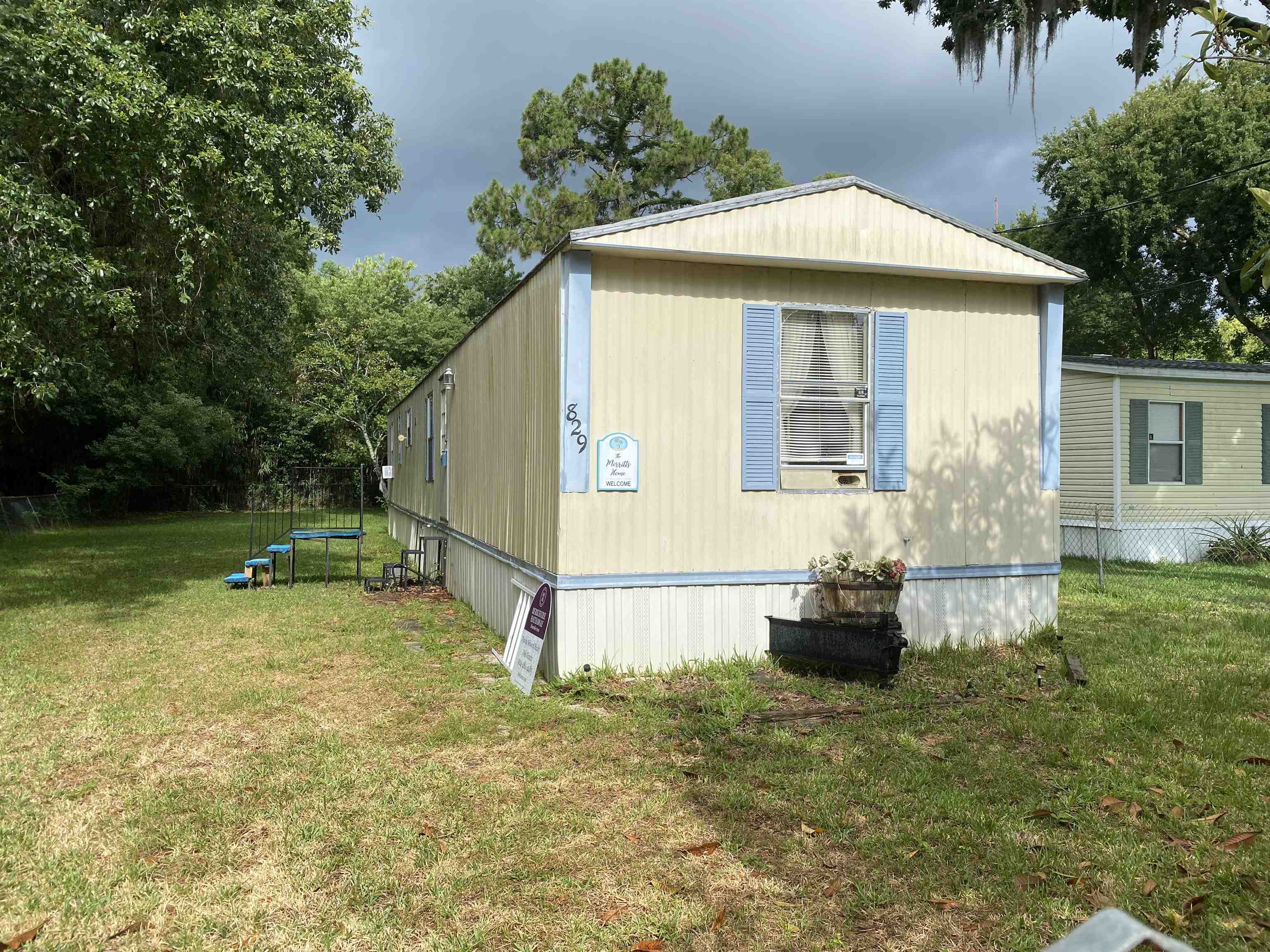 829 Oakes Avenue St. Augustine, FL 32084 - Photo 10 of 10 a front view of a house with garden