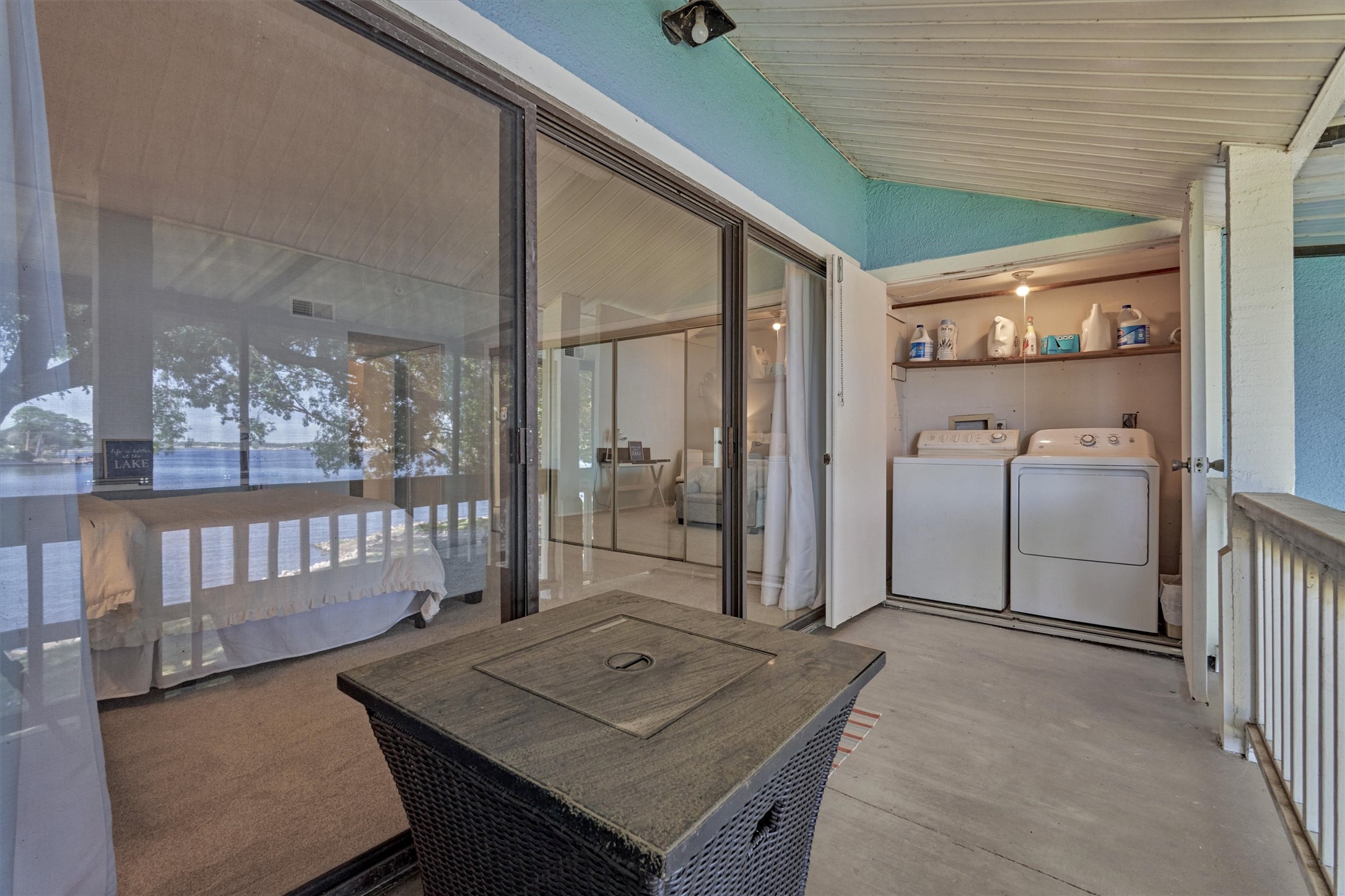 1428 Bowsprit Point Willis, TX 77318 - Photo 29 of 47 a living room with a couch and a table