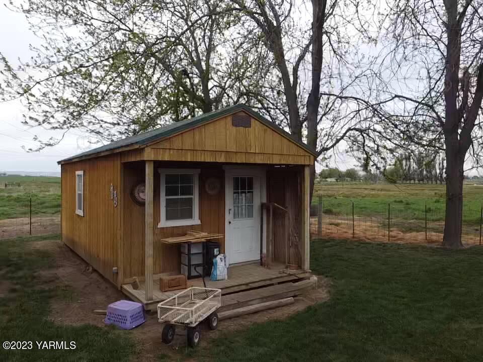 1960 Tear Road Grandview, WA 98930 - Photo 3 of 6 a front view of a house with garden