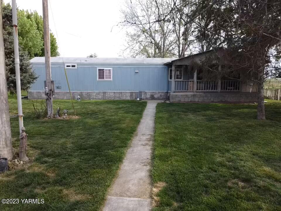 1960 Tear Road Grandview, WA 98930 - Photo 4 of 6 a view of a back yard of the house