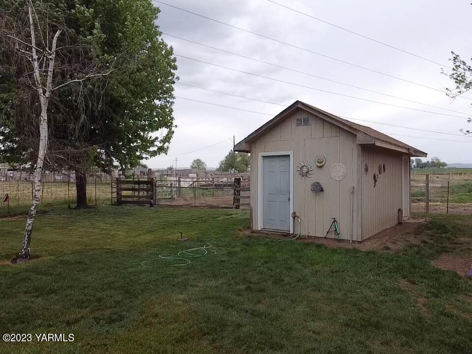 1960 Tear Road Grandview, WA 98930 - Photo 5 of 6 a house view with backyard space