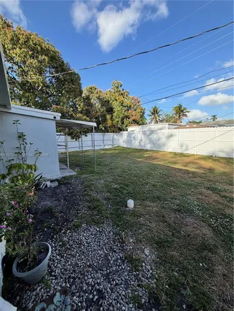 a view of a backyard