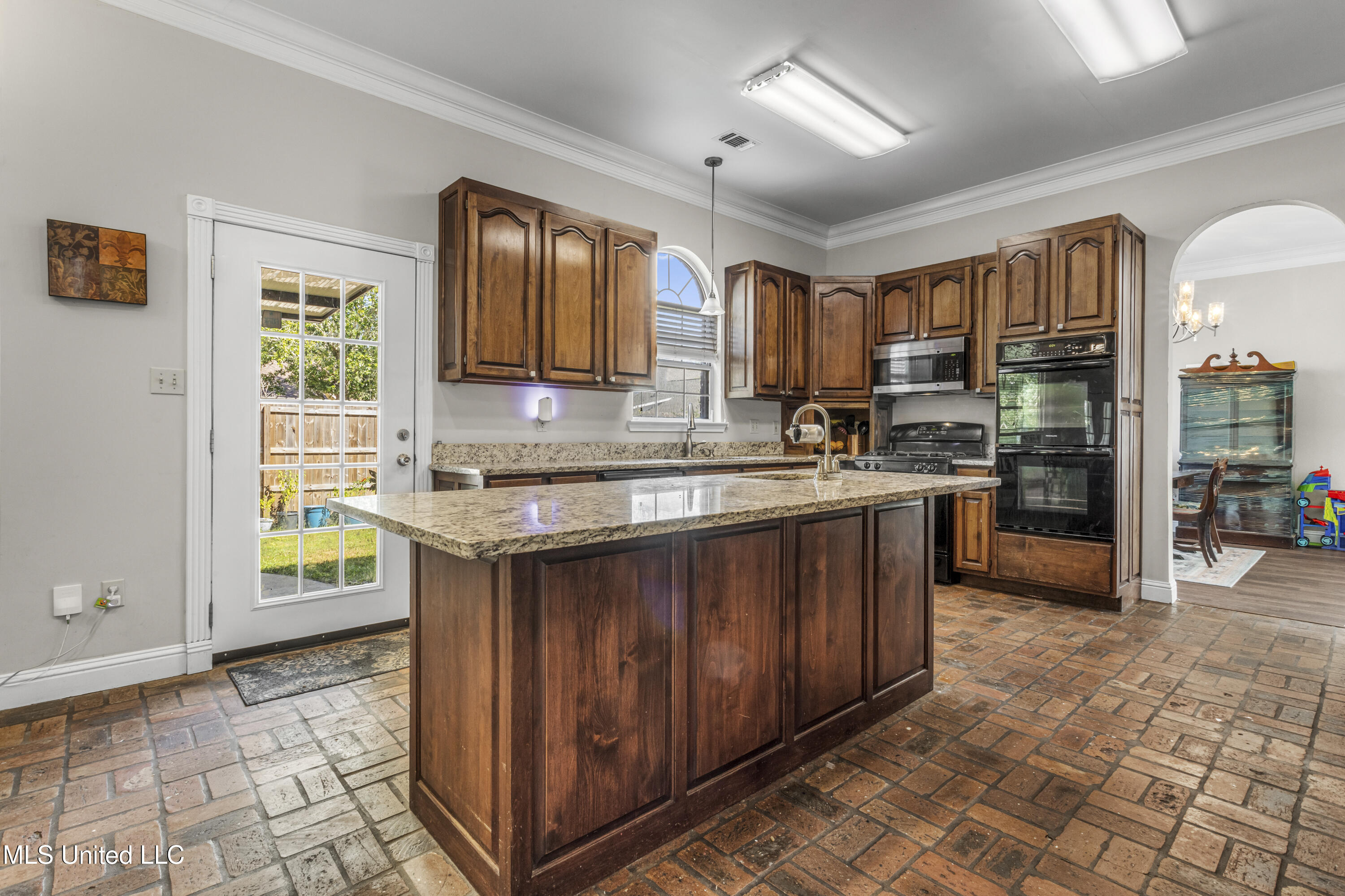 2013 Rue Ulysse Biloxi, MS 39531 - Photo 10 of 35 011