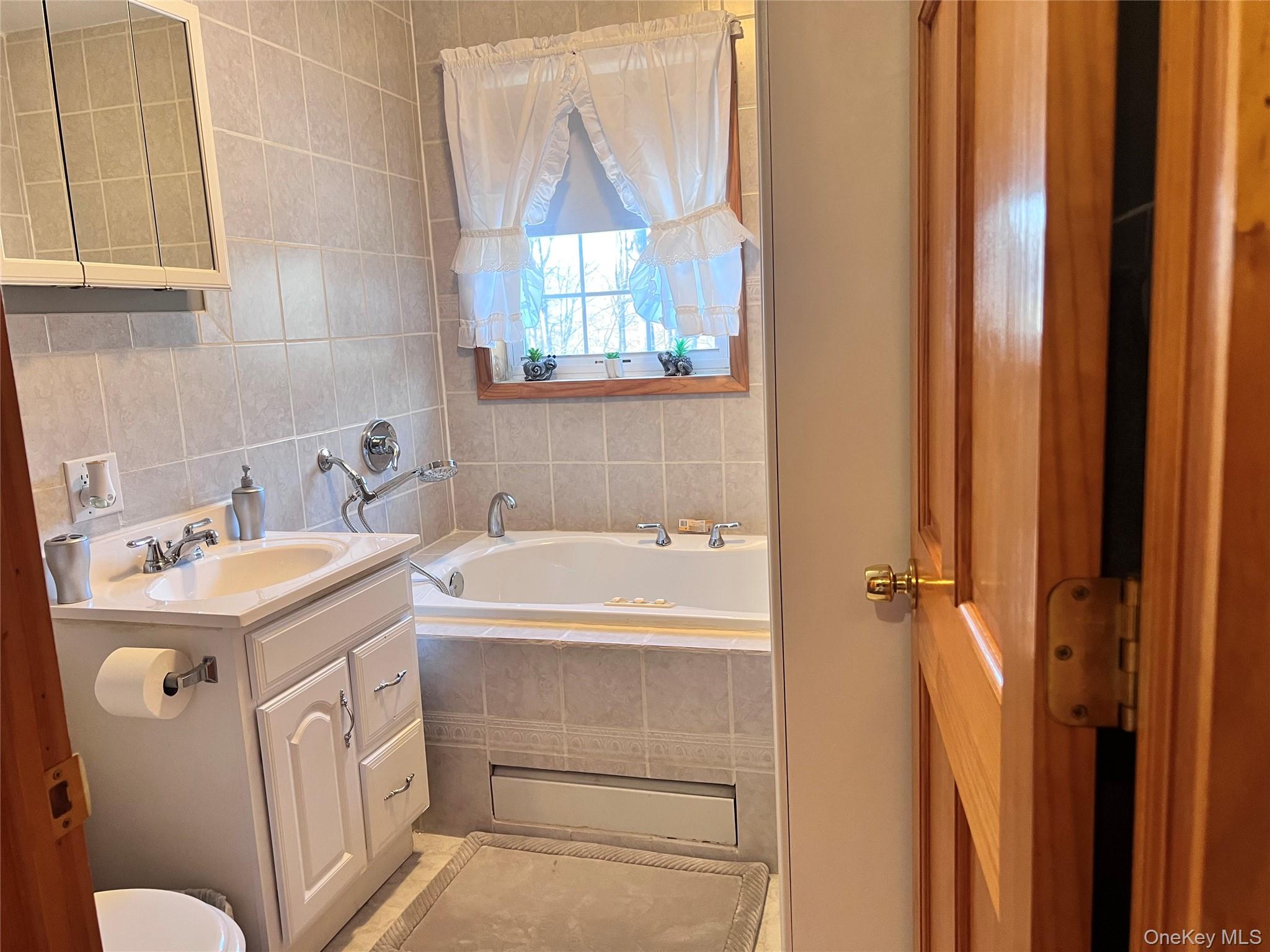 13 Herlings Road Wurtsboro, NY 12790 - Photo 7 of 28 2nd Floor bathroom wiith whirlpool bathtub.
