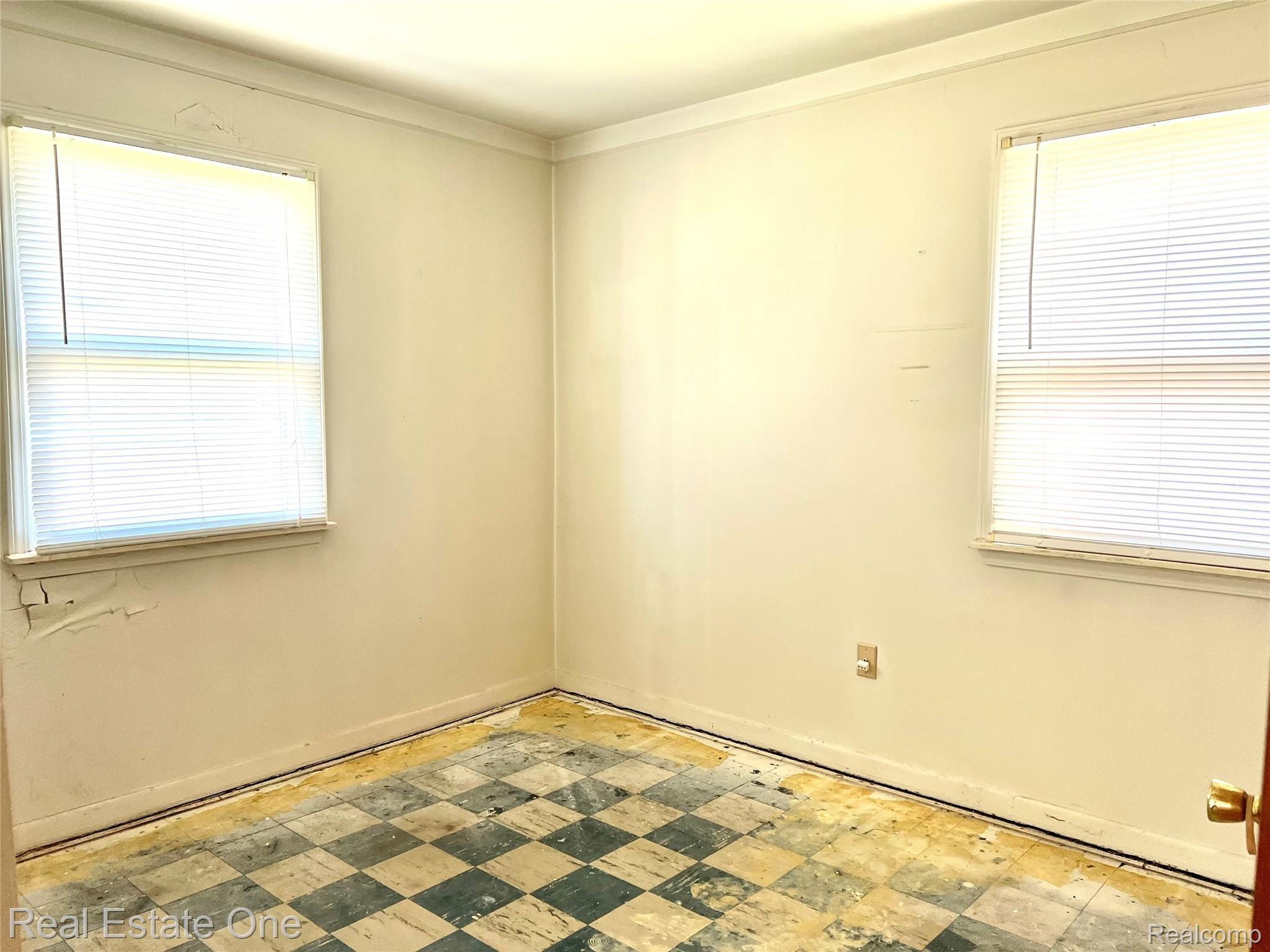 2825 Normandy Road Royal Oak, MI 48073 - Photo 12 of 18 IMG_3789.jpg