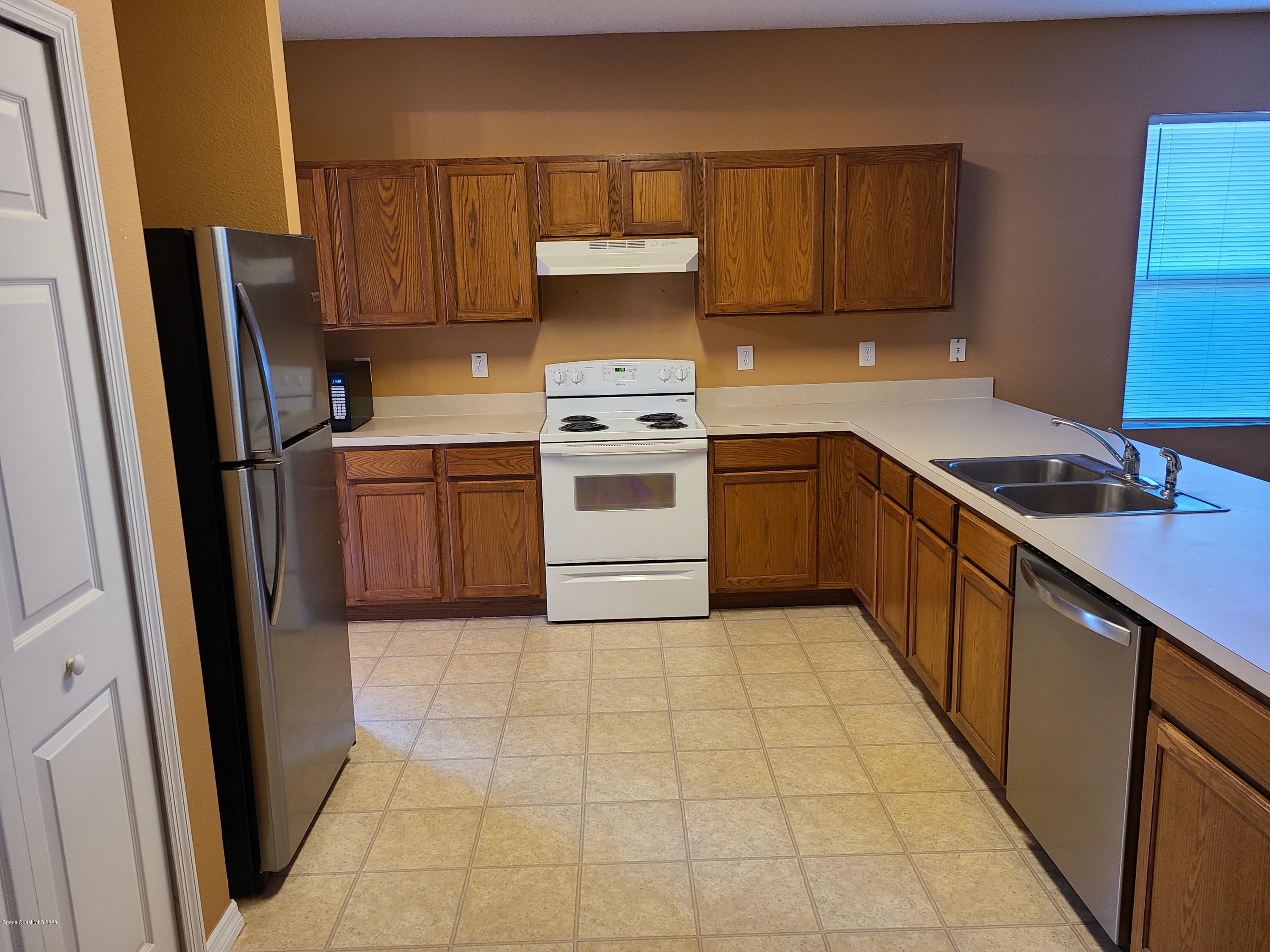 986 Riviera Point Drive Rockledge, FL 32955 - Photo 3 of 18 20201102_102722