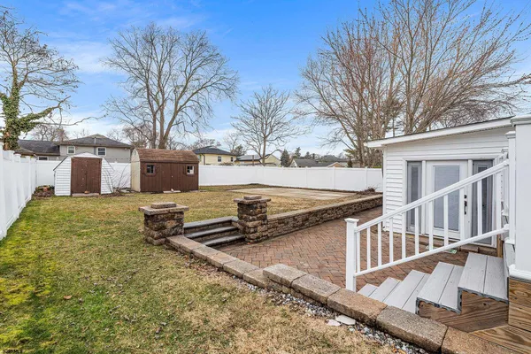 a view of a house with backyard