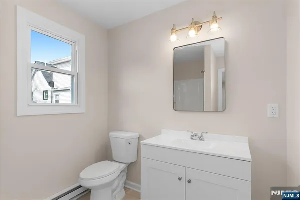 $1,800 | 127 Main Street, Unit 2A, Bloomingdale, NJ 07403