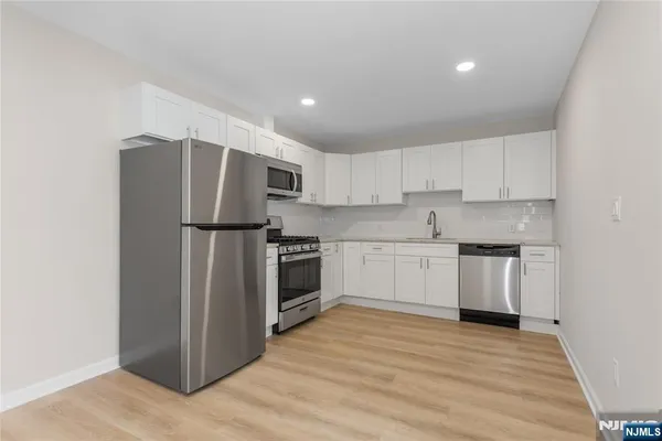 $1,800 | 127 Main Street, Unit 2A, Bloomingdale, NJ 07403