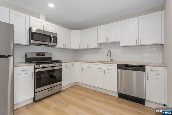 $1,800 | 127 Main Street, Unit 2A, Bloomingdale, NJ 07403