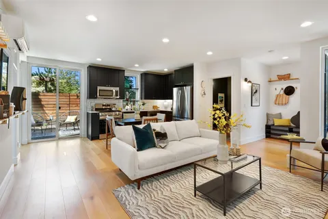 $825,000 | 527 B Northeast 89th Street, Seattle, WA 98115