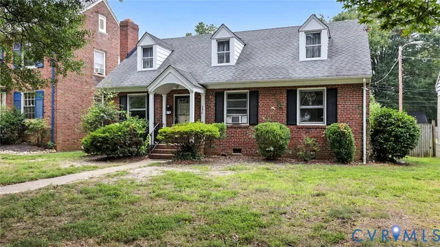 a view of a yard in front of house