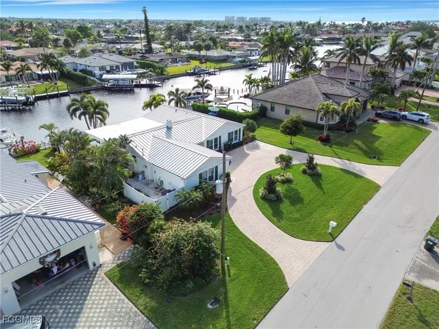 an aerial view of a house with outdoor space and lake view