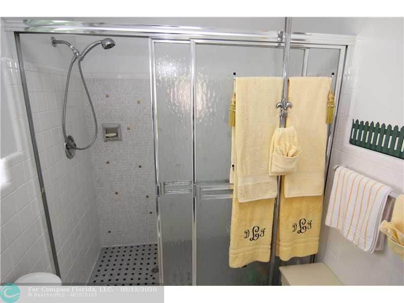 2015 North Park Road Hollywood, FL 33021 - Photo 17 of 20 Bathroom Master