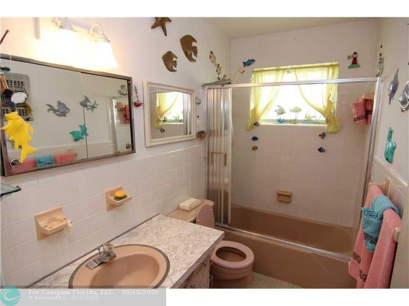 2015 North Park Road Hollywood, FL 33021 - Photo 7 of 20 Bathroom