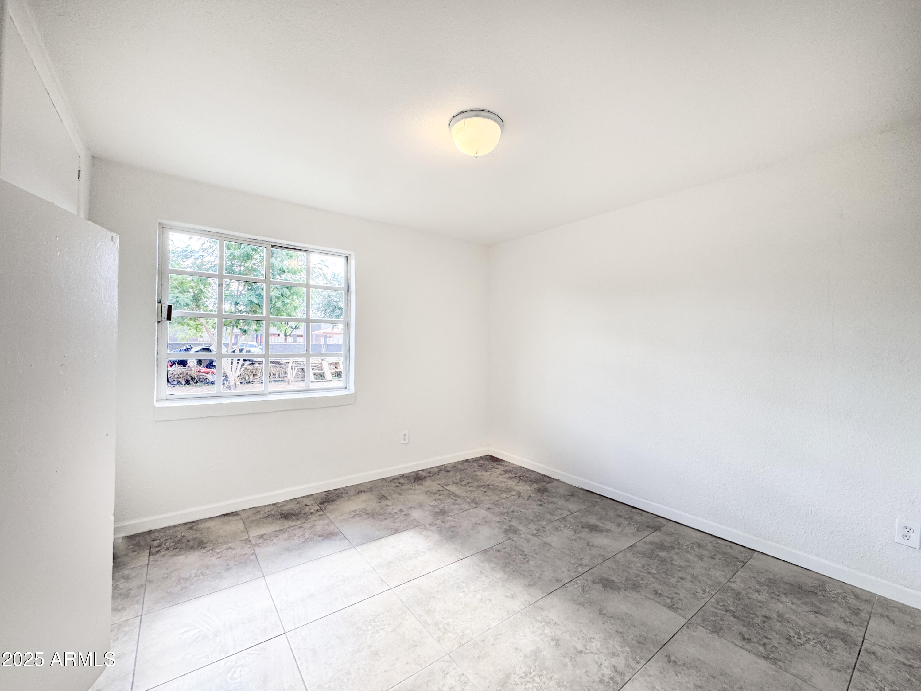 3422 East Culver Street Phoenix, AZ 85008 - Photo 12 of 25 an empty room with windows