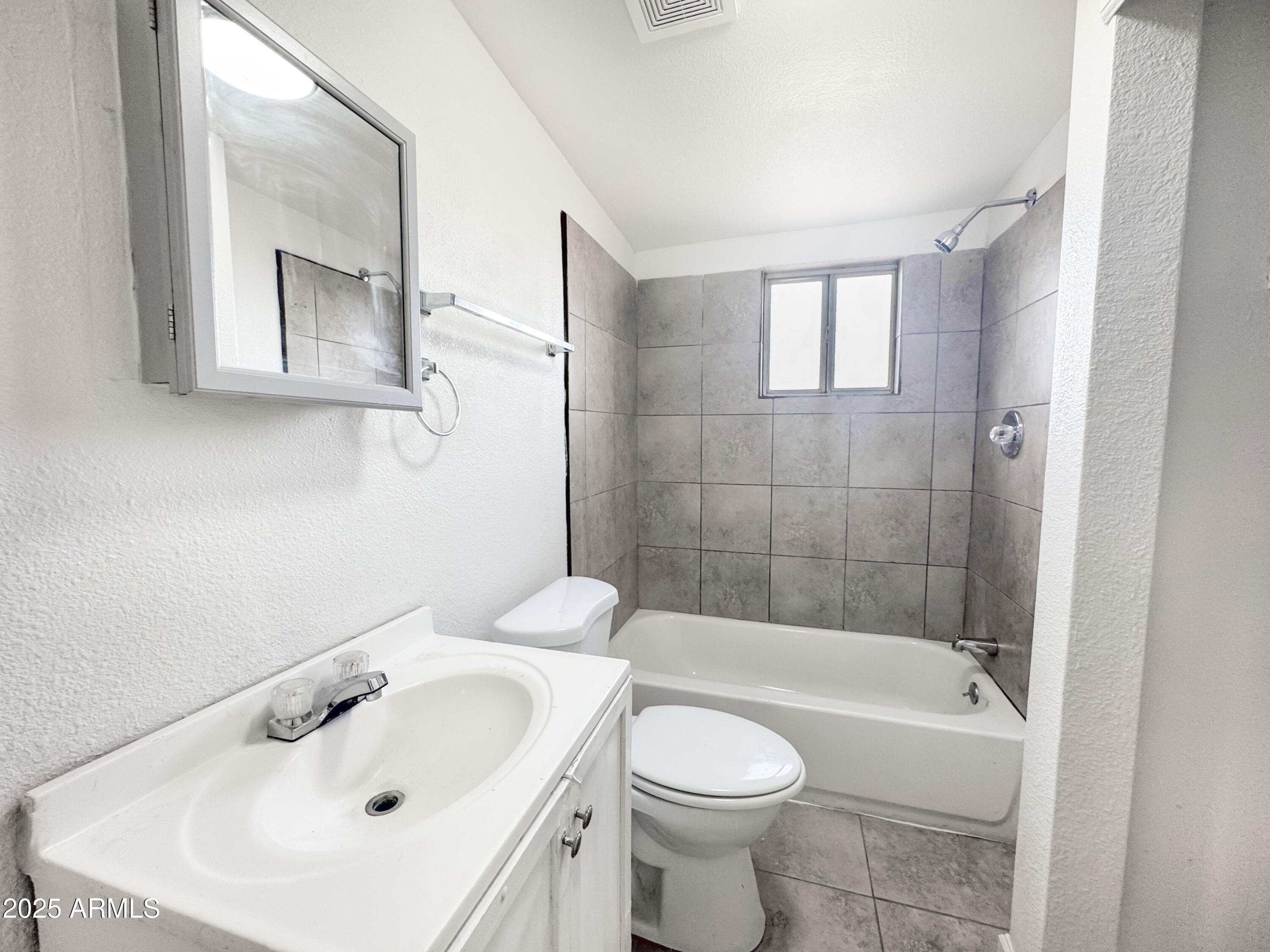 3422 East Culver Street Phoenix, AZ 85008 - Photo 15 of 25 a bathroom with a sink a toilet and bathtub