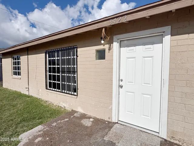 a view of a backyard