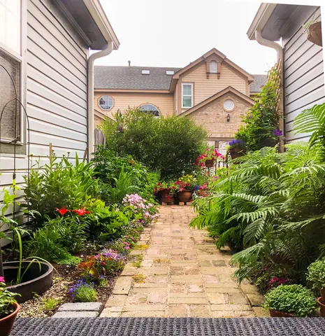 $350,000 | 337 Kresswood Drive, West Chicago, IL 60185