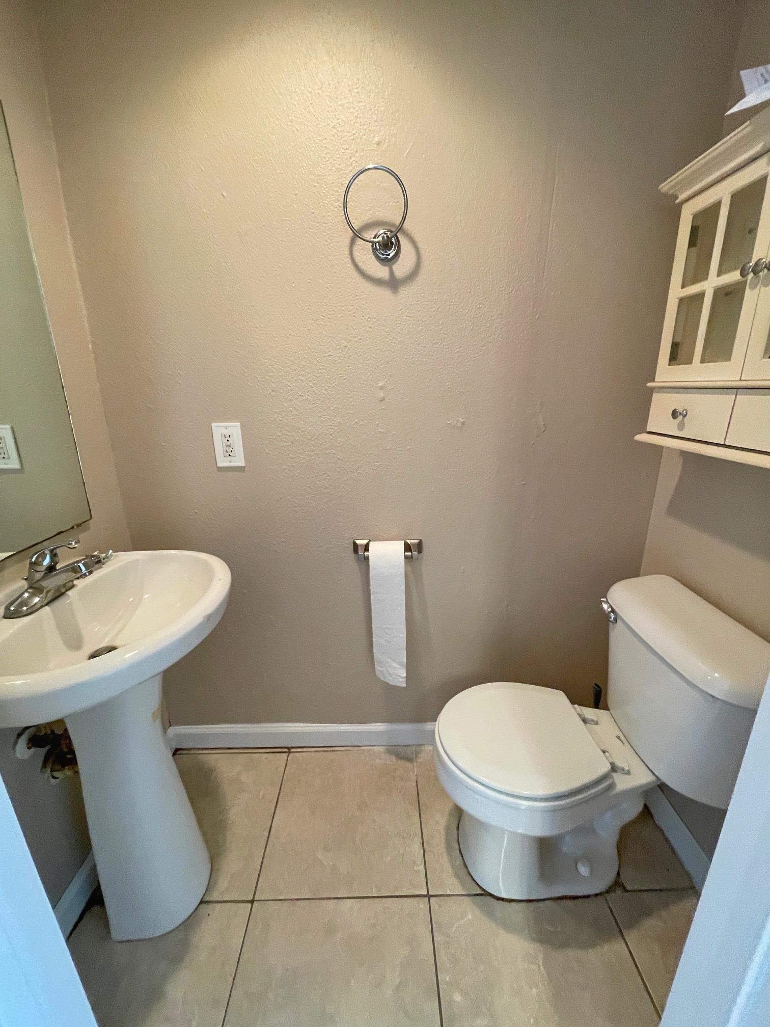 4420 Carter Road, Unit 35 St. Augustine, FL 32086 - Photo 11 of 20 a bathroom with a toilet a sink and mirror