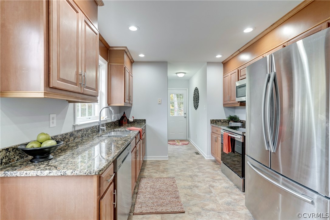 11627 Coalboro Road Chesterfield, VA 23838 - Photo 5 of 28 Amazing Galley Kitchen