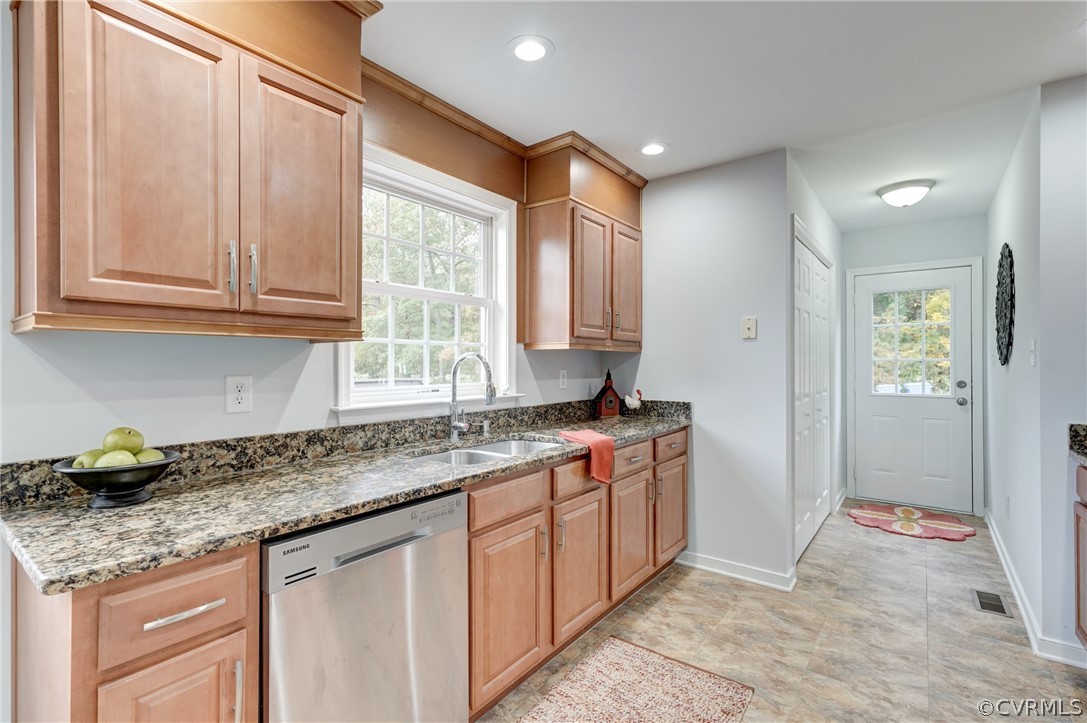 11627 Coalboro Road Chesterfield, VA 23838 - Photo 6 of 28 Maple Cabinets, Granite Tops and Recessed Lights