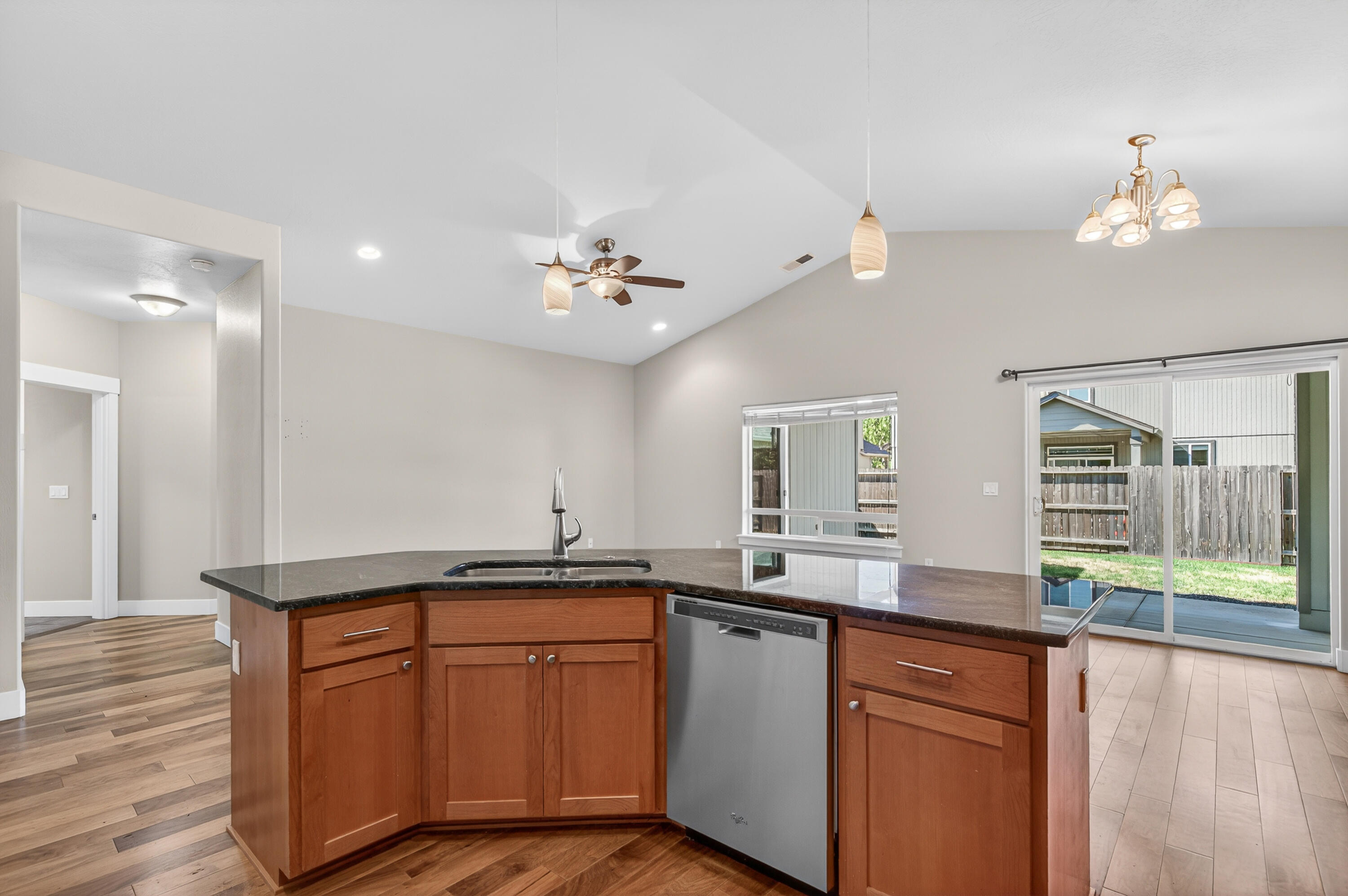 989 Pendleton Drive Medford, OR 97501 - Photo 7 of 26 13-13