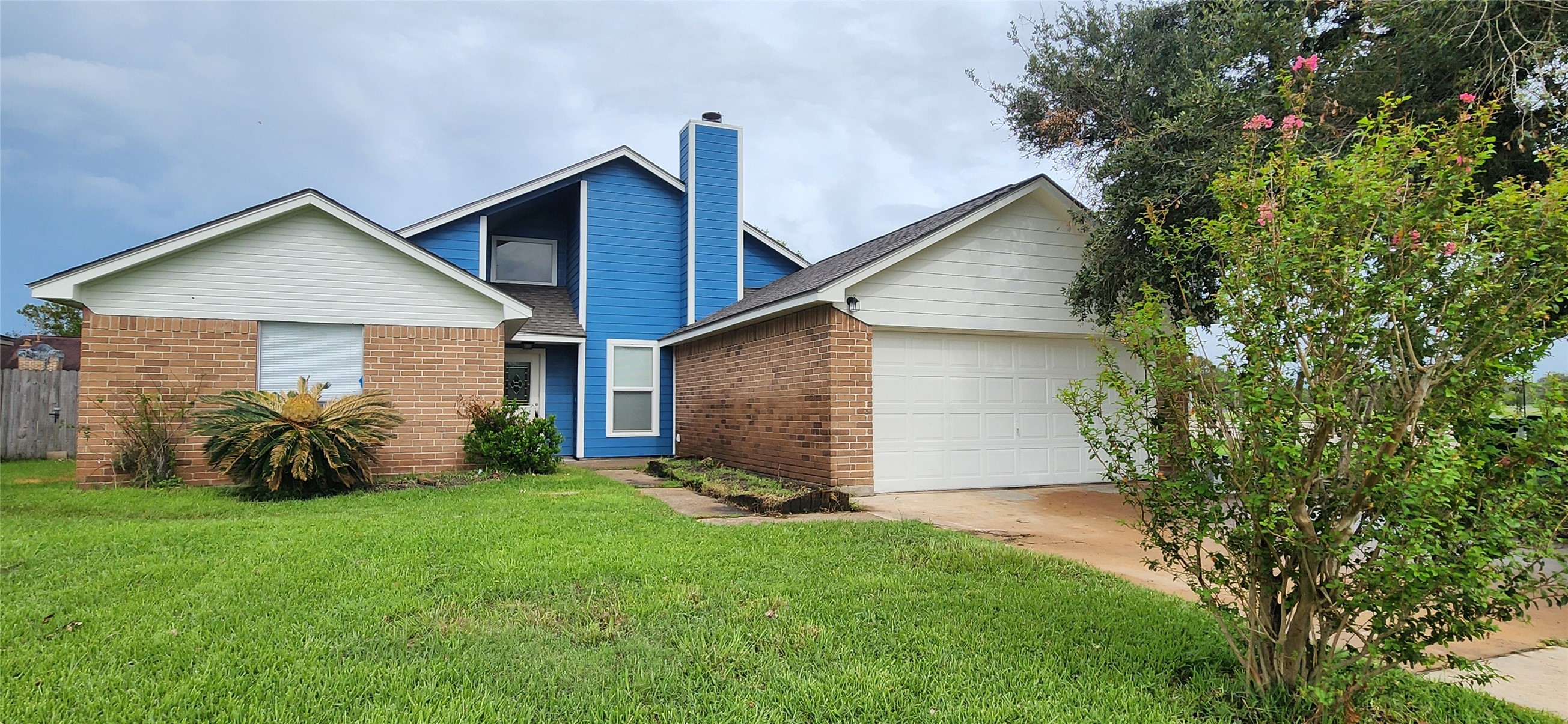 129 Wagon Ln Loop Angleton, TX 77515 - Photo 3 of 37 Gallery Image 3