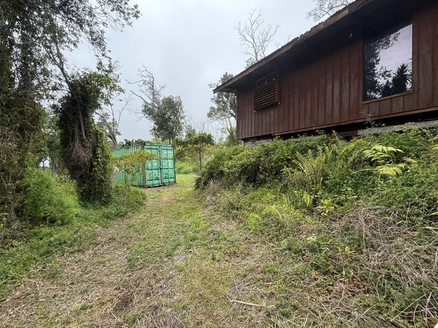 a view of a back yard of the house and green space
