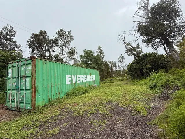 a view of a back yard