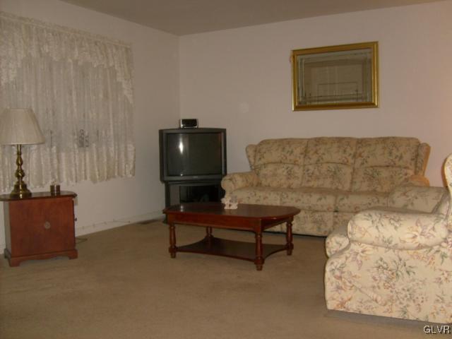 15 Ridge Road Bangor, PA 18013 - Photo 3 of 16 Living room